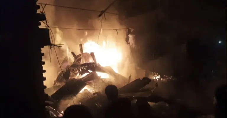 নারায়ণগঞ্জে দোকানে আগুন